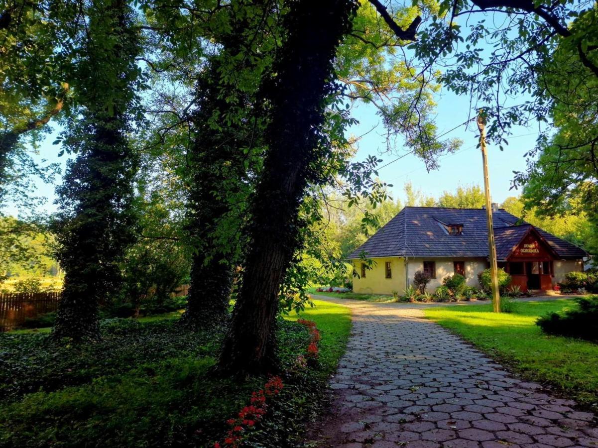 Hostel Domek Ogrodnika Przy Muzeum W Przeworsku Zespole Palacowo - Parkowym Extérieur photo